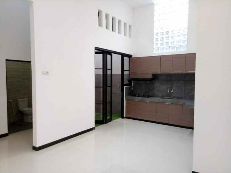 dijual rumah jalan villa valensia