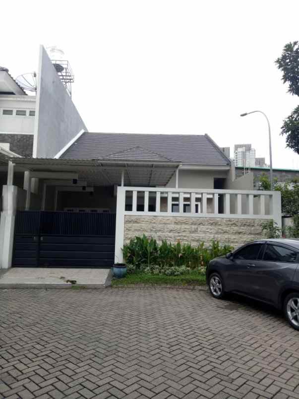 dijual rumah jalan villa valensia