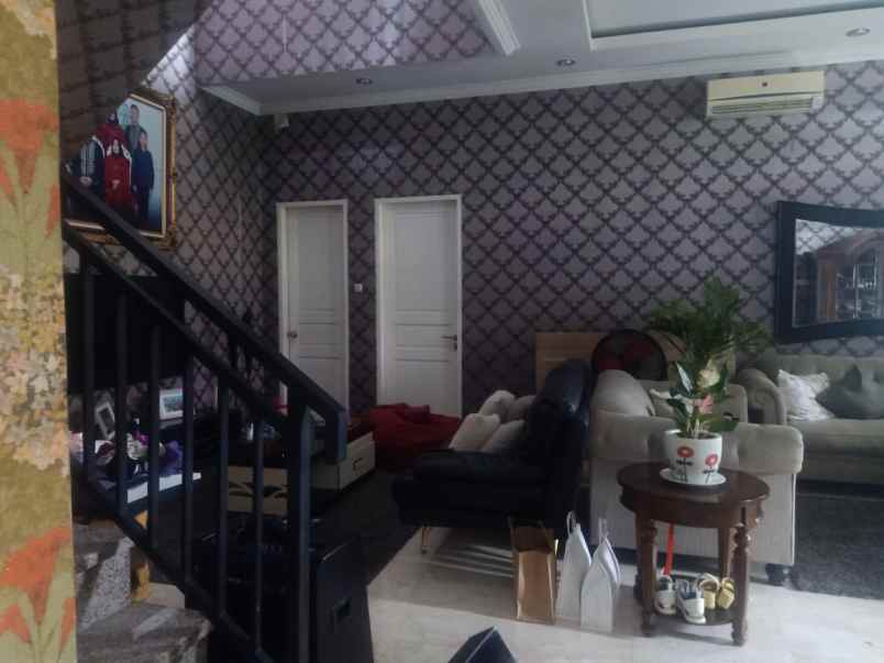 dijual rumah jl bangunan barat kayu