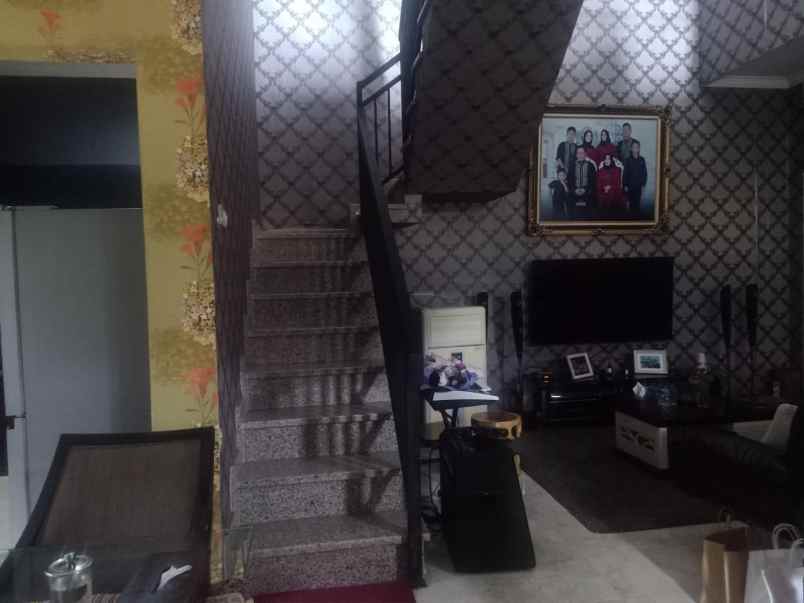 dijual rumah jl bangunan barat kayu