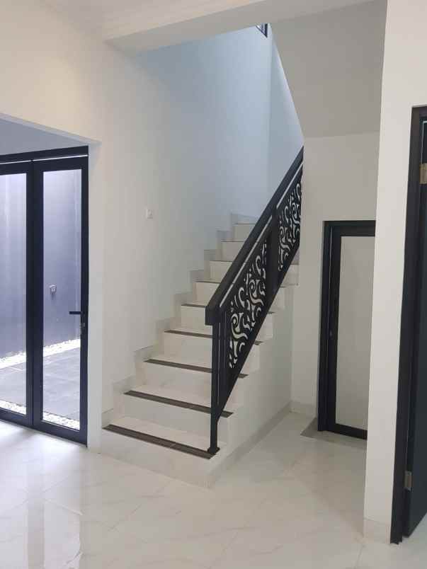 dijual rumah jl jatikramat jatibening