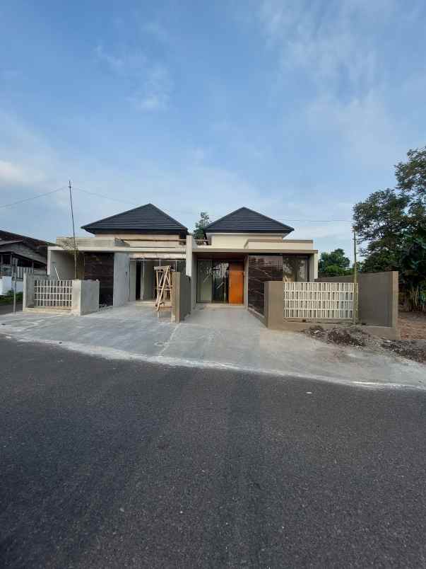 dijual rumah jl kaliurang km 13