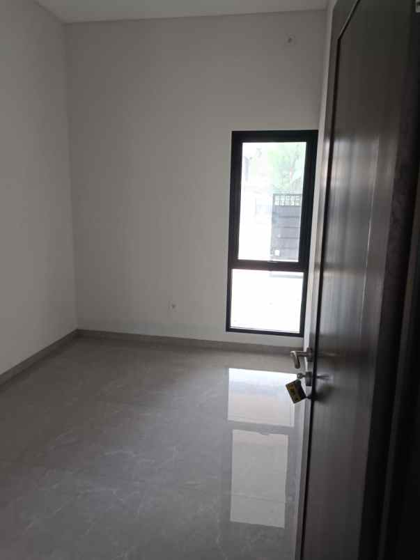 dijual rumah jl kesehatan ciputat