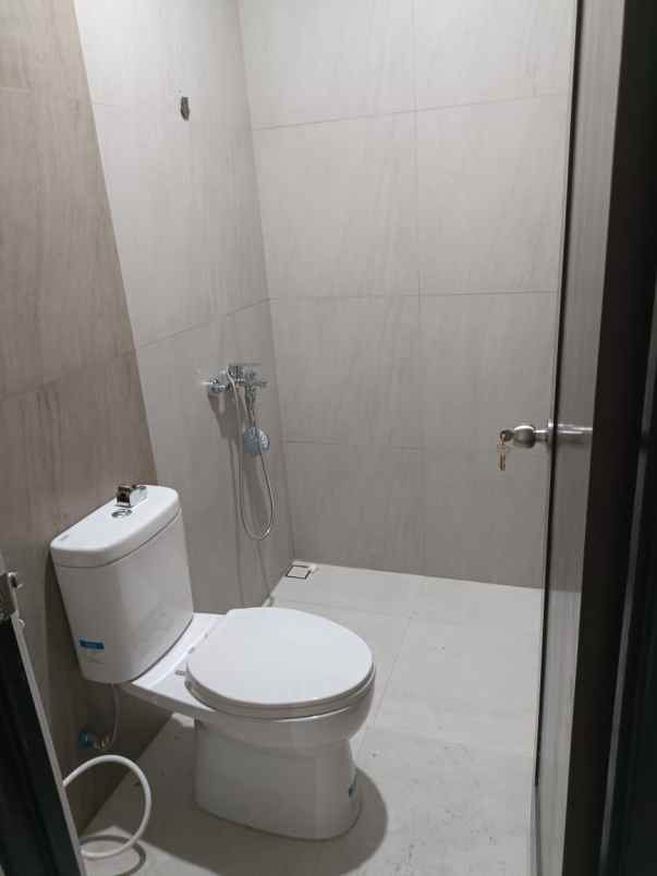 dijual rumah jl kesehatan ciputat