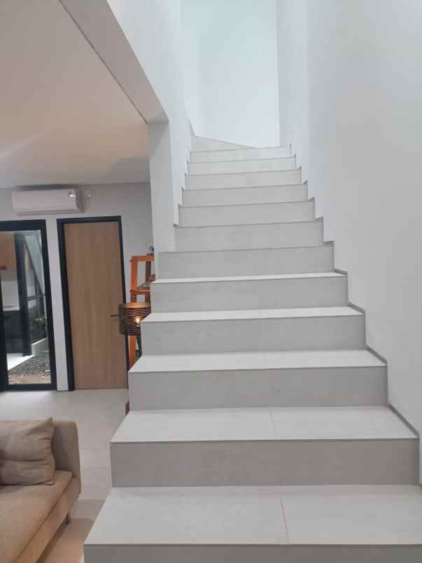 dijual rumah jl kesehatan ciputat