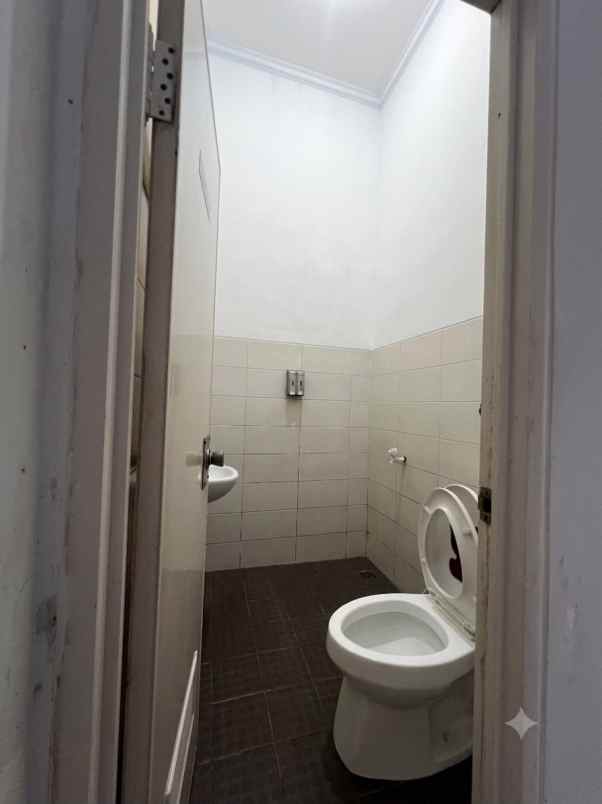 dijual rumah jl kramat asem