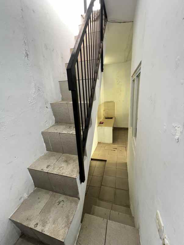 dijual rumah jl kramat asem