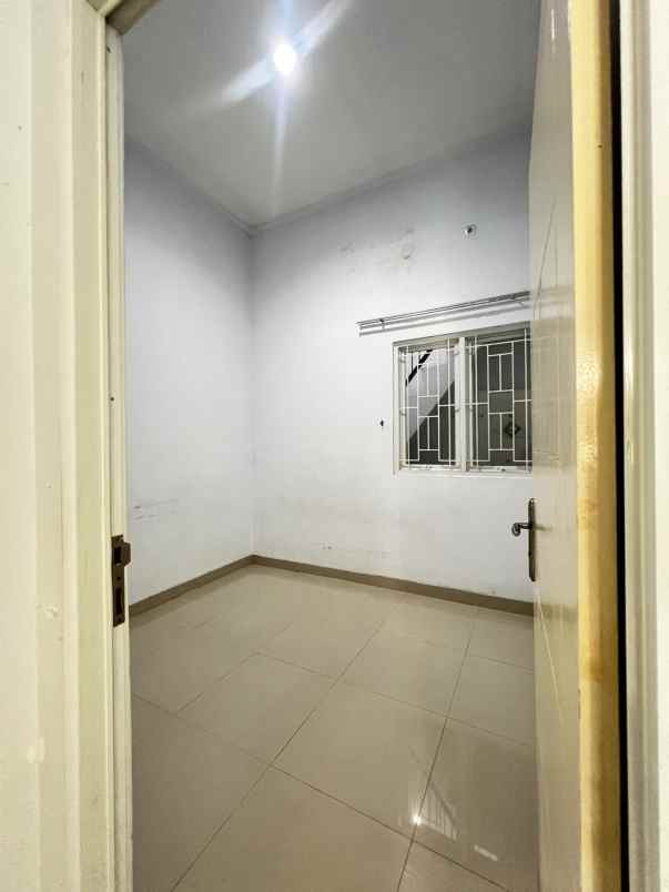 dijual rumah jl kramat asem