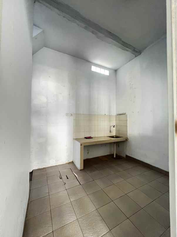 dijual rumah jl kramat asem