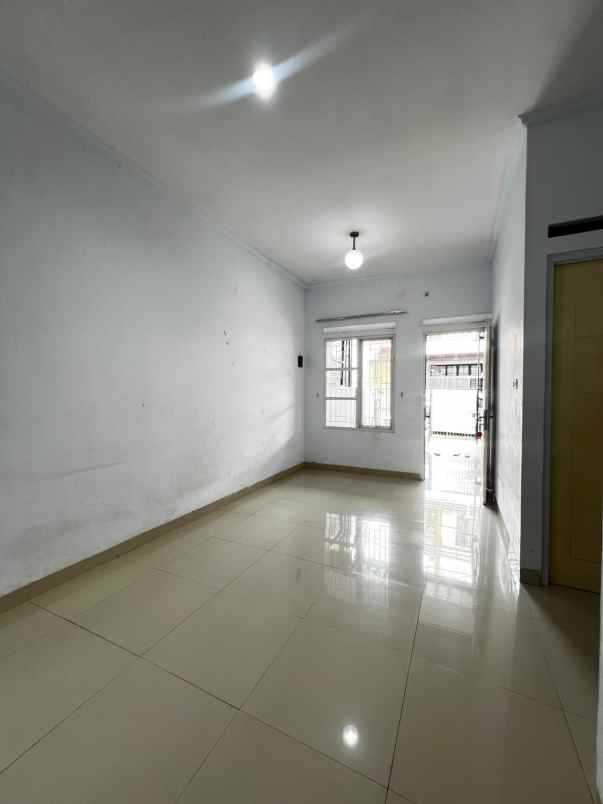 dijual rumah jl kramat asem