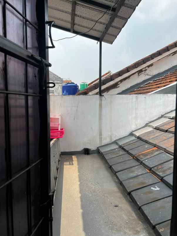 dijual rumah jl kramat asem
