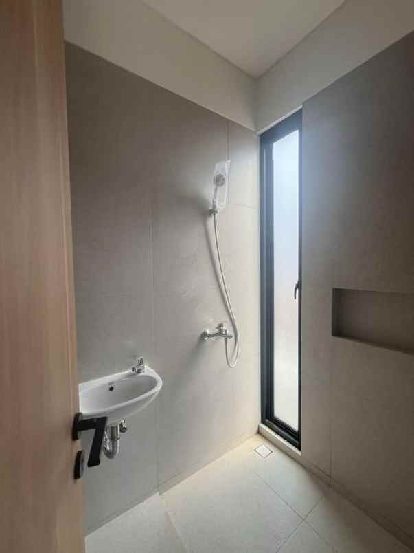 dijual rumah jl megapolitan cinere