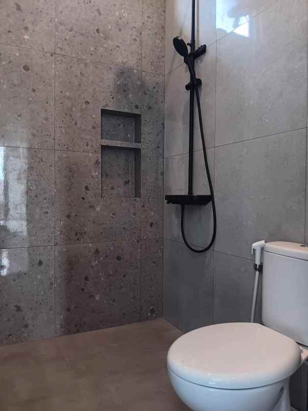 dijual rumah jl raya caman kalimalang