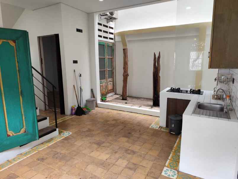 dijual rumah jl raya kebayoran lama