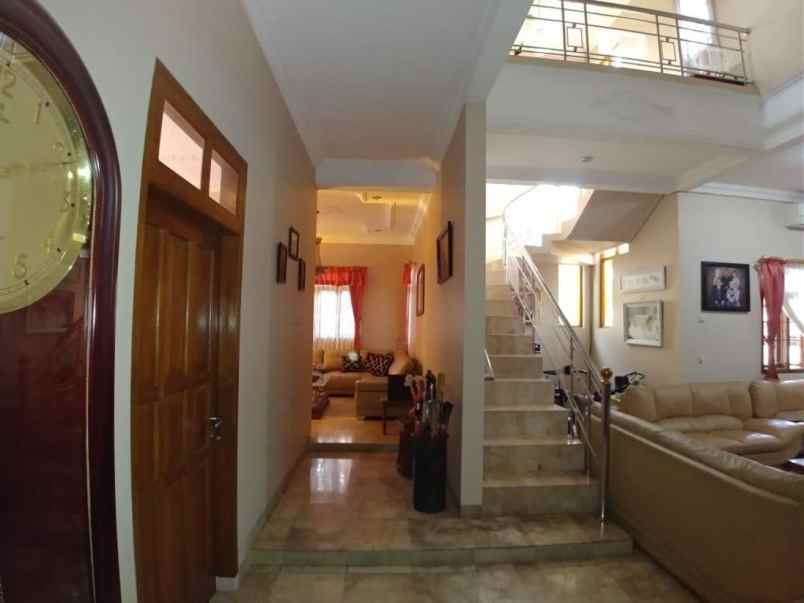 dijual rumah jl suryalaya timur kota