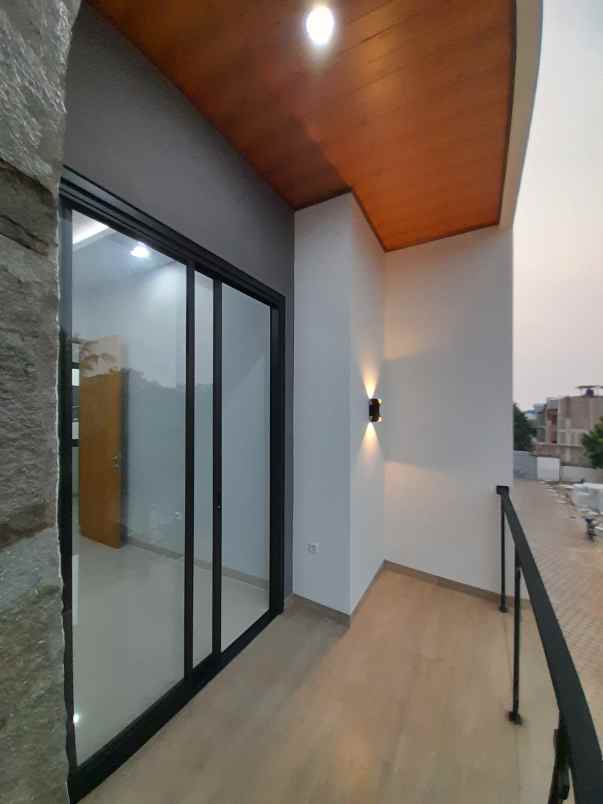 dijual rumah jl warung sila jagakarsa