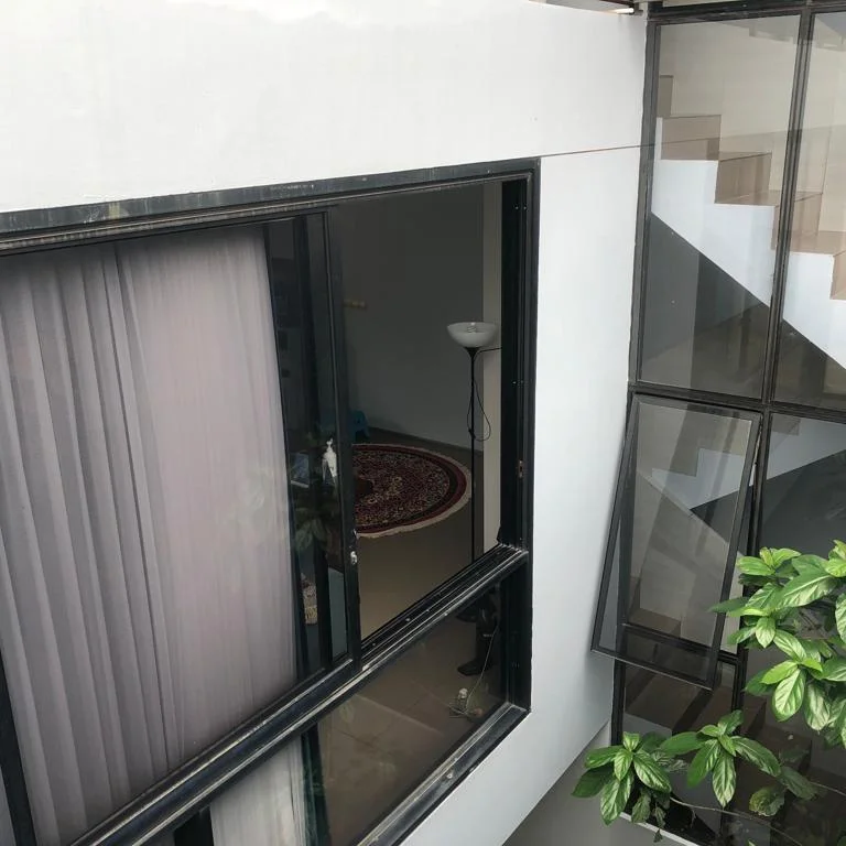 dijual rumah jln raya karang tengah