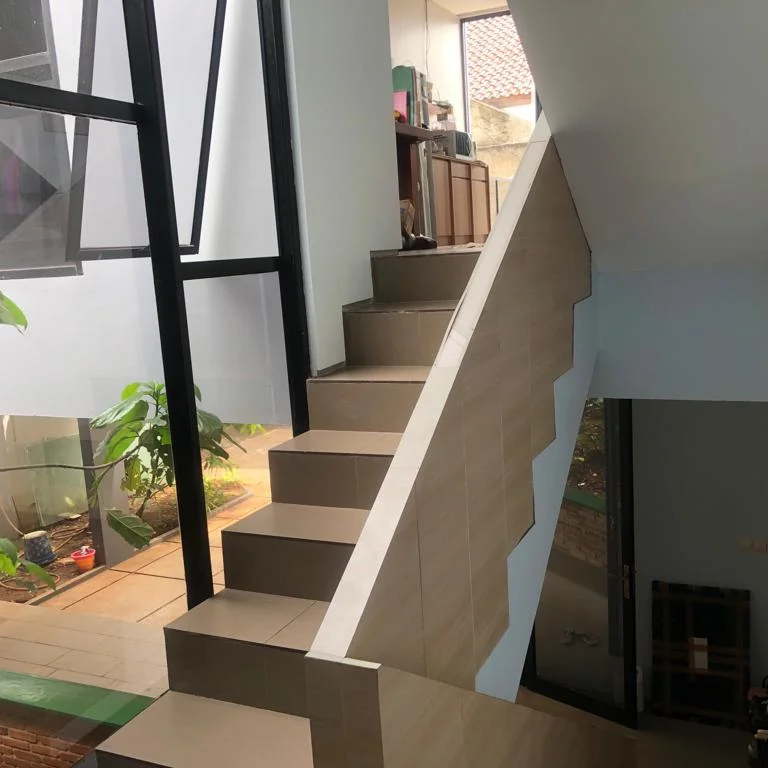 dijual rumah jln raya karang tengah