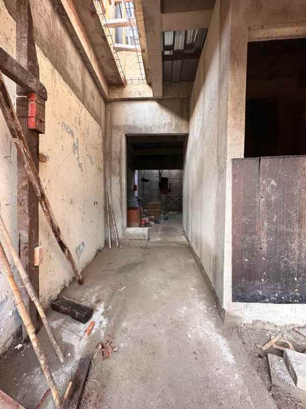 dijual rumah kayu putih