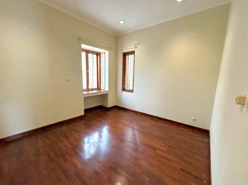 dijual rumah komplek mewah vila cinere