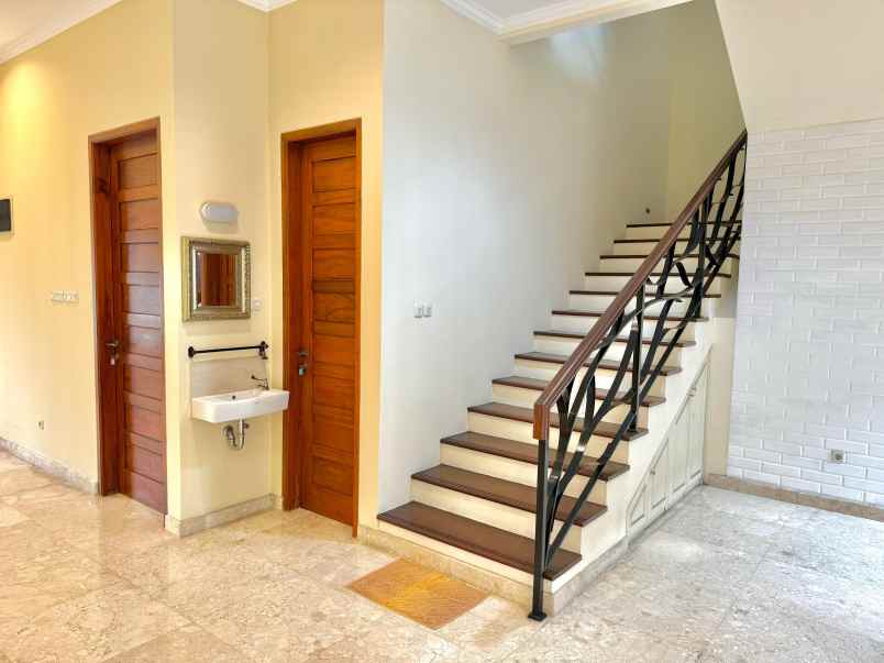 dijual rumah komplek mewah vila cinere