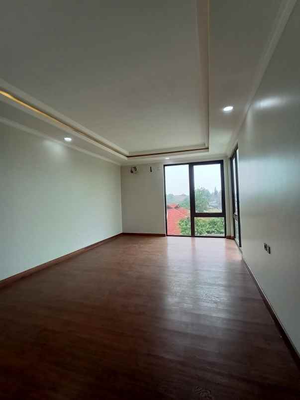 dijual rumah komplek mewah vila cinere