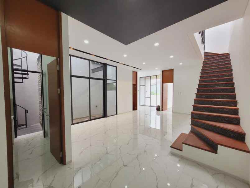 dijual rumah komplek setraduta