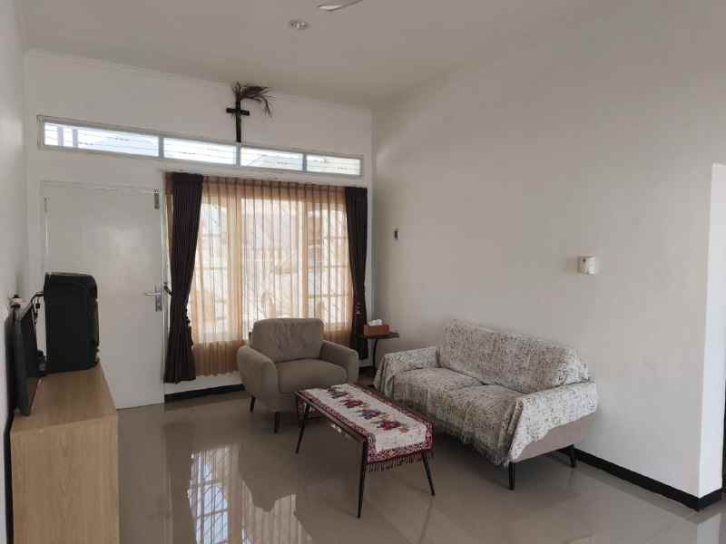 dijual rumah kutisari