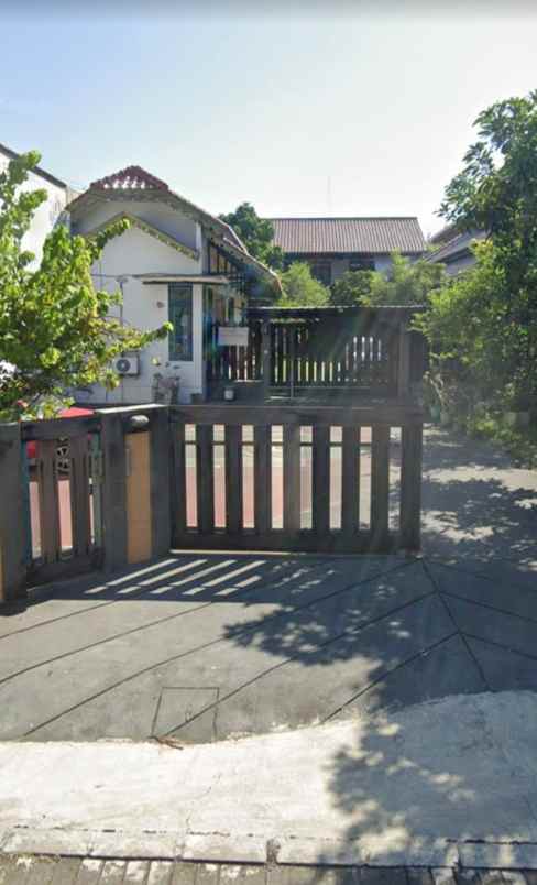 dijual rumah manyar