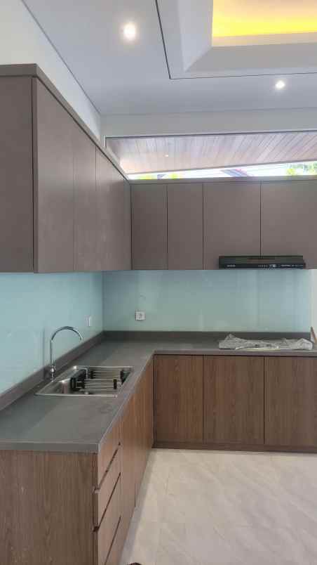 dijual rumah manyar indah