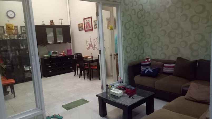 dijual rumah manyar tirtoyoso