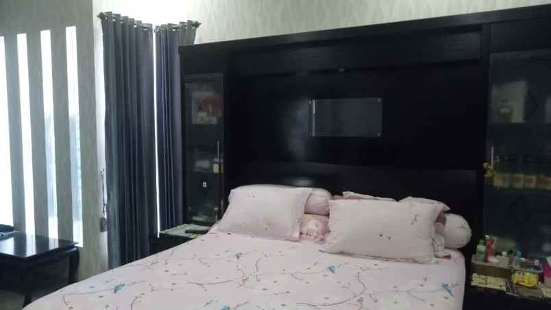 dijual rumah manyar tirtoyoso