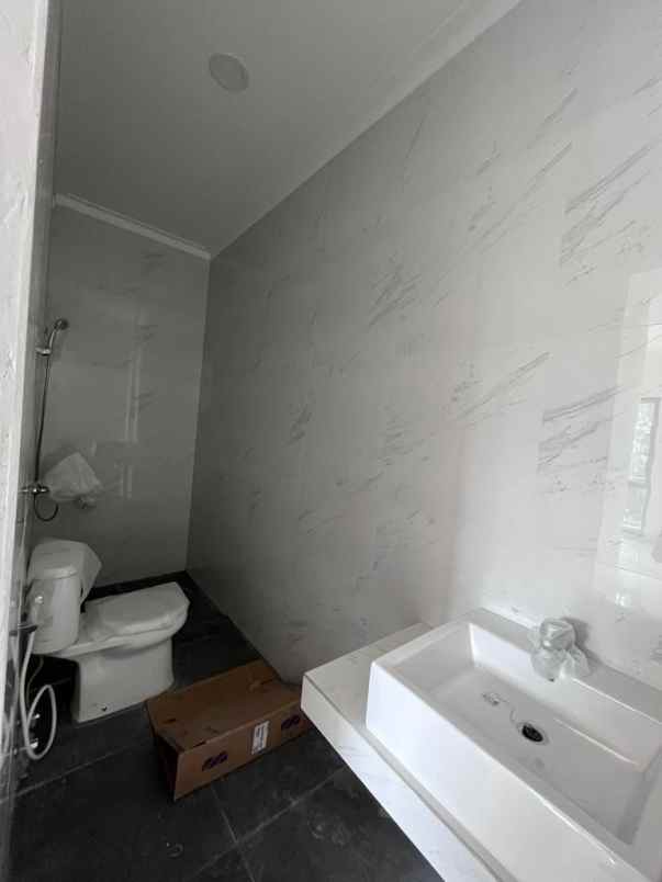 dijual rumah meruya utara