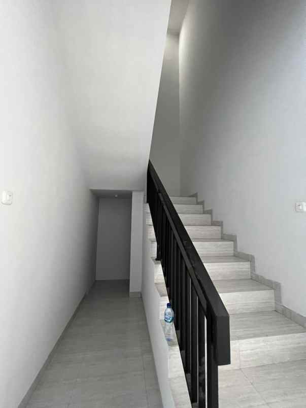 dijual rumah meruya utara