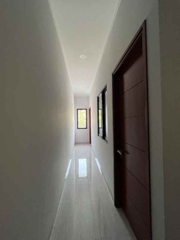 dijual rumah meruya utara