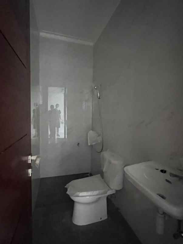 dijual rumah meruya utara