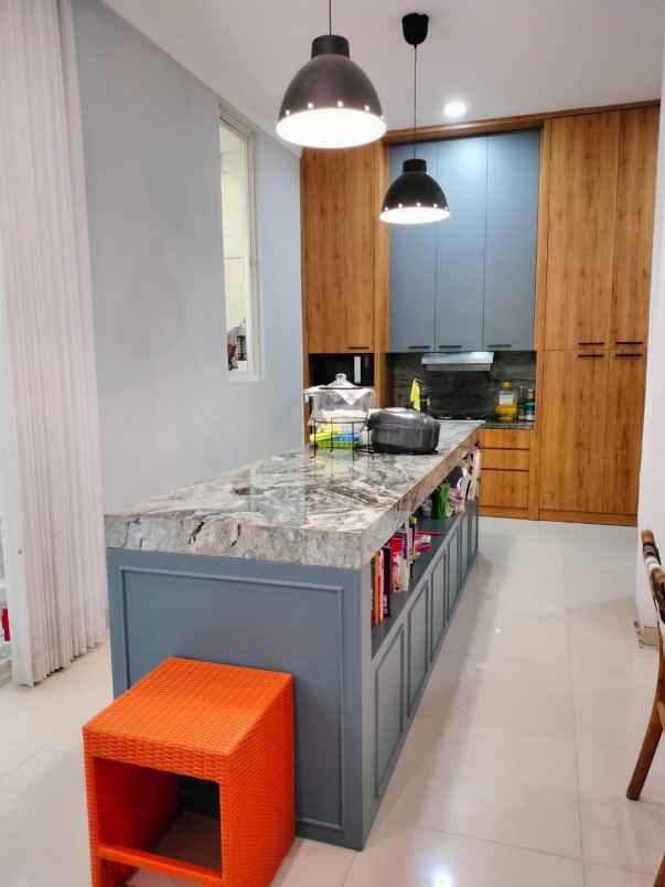 dijual rumah pakuwon indah the mansion