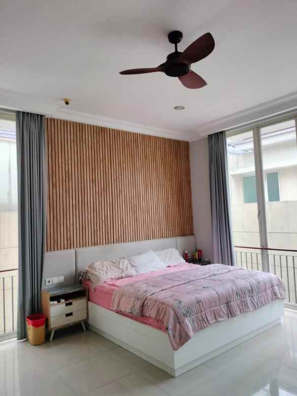 dijual rumah pakuwon indah the mansion