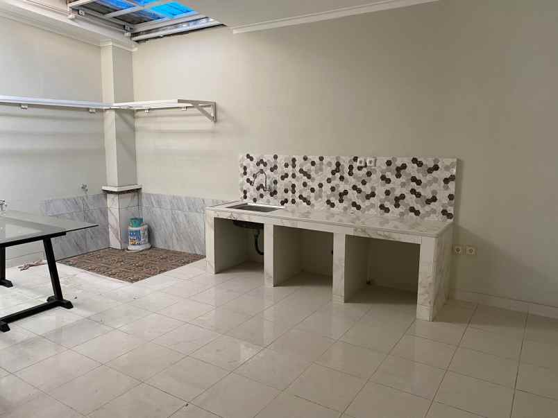 dijual rumah premier village cipondoh