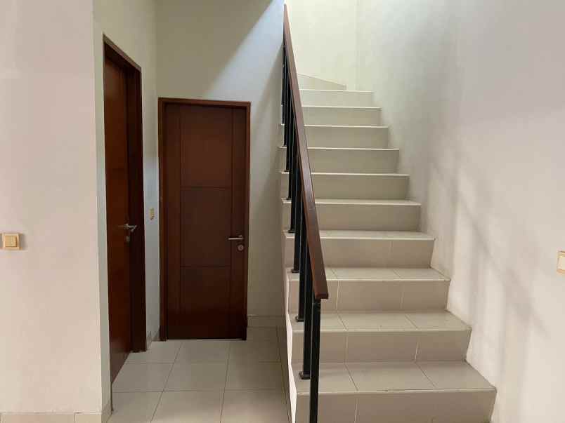 dijual rumah premier village cipondoh