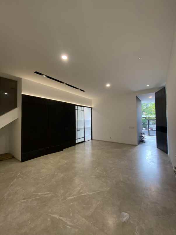 dijual rumah raya kutisari indah