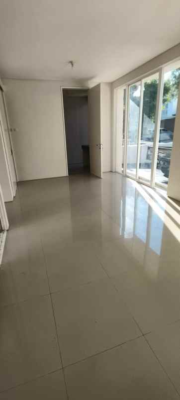dijual rumah royal residence