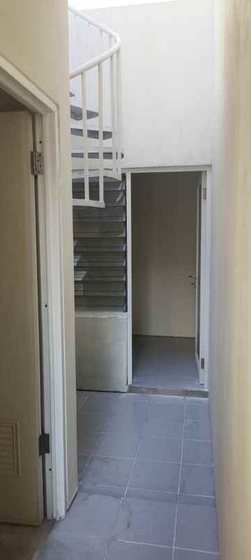 dijual rumah royal residence