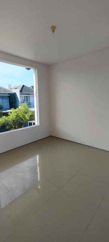 dijual rumah royal residence