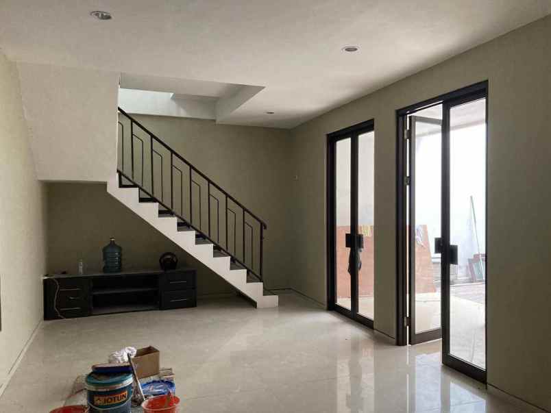 dijual rumah rumah kutisari indah utara