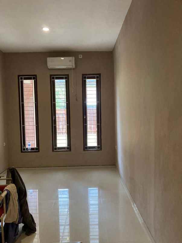 dijual rumah rumah kutisari indah utara