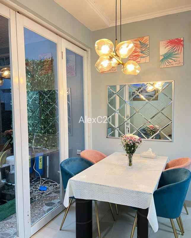 dijual rumah serua indah