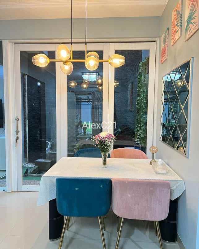 dijual rumah serua indah