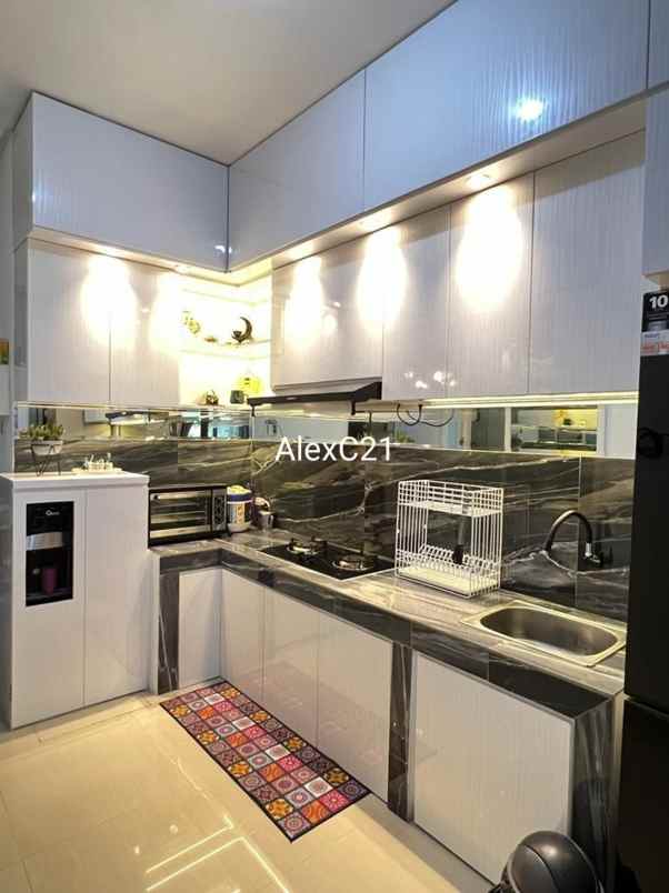 dijual rumah serua indah