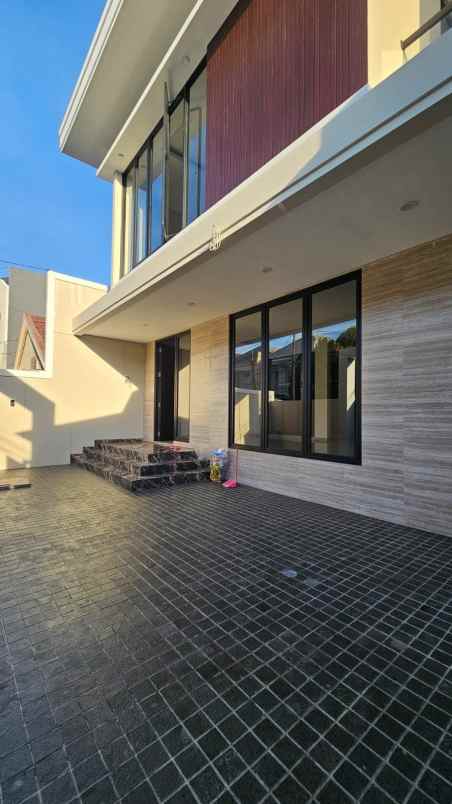 dijual rumah sutorejo